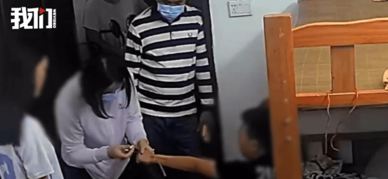 村委会工作人员凌晨到居民家中给孩子抽血。（取材自我们视频）