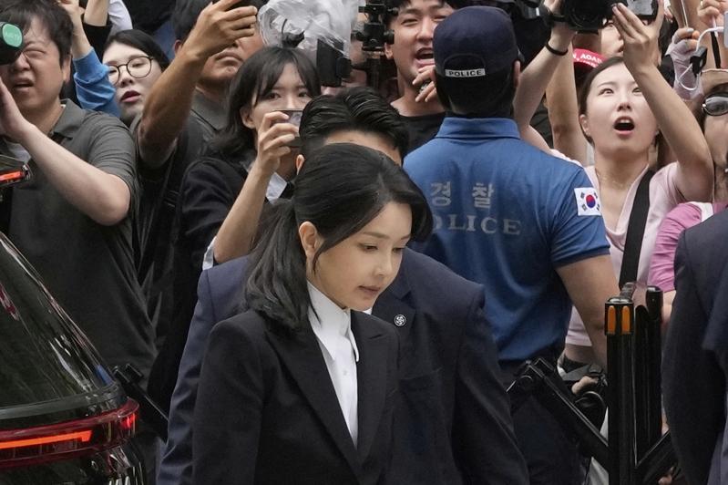 南韩前第一夫人金建希6日抵达位于首尔的独检组办公室。(美联社)