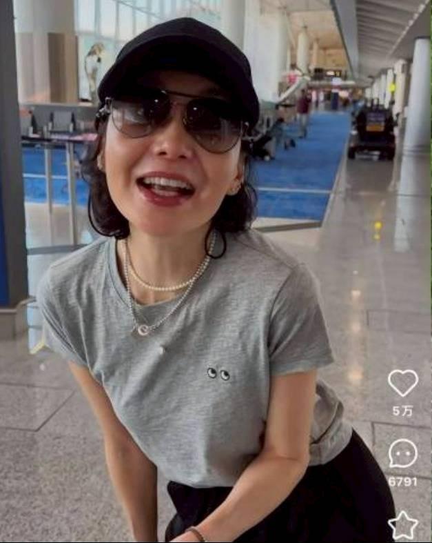 60岁的张曼玉拍片在小红书分享生活点滴。(取材自小红书)