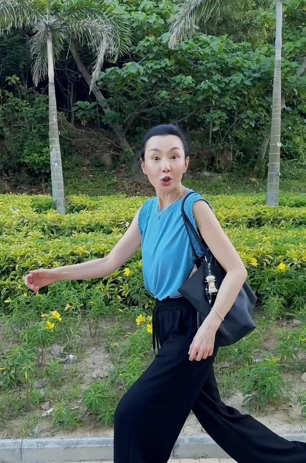60岁的张曼玉拍片在小红书分享生活点滴。(取材自小红书)