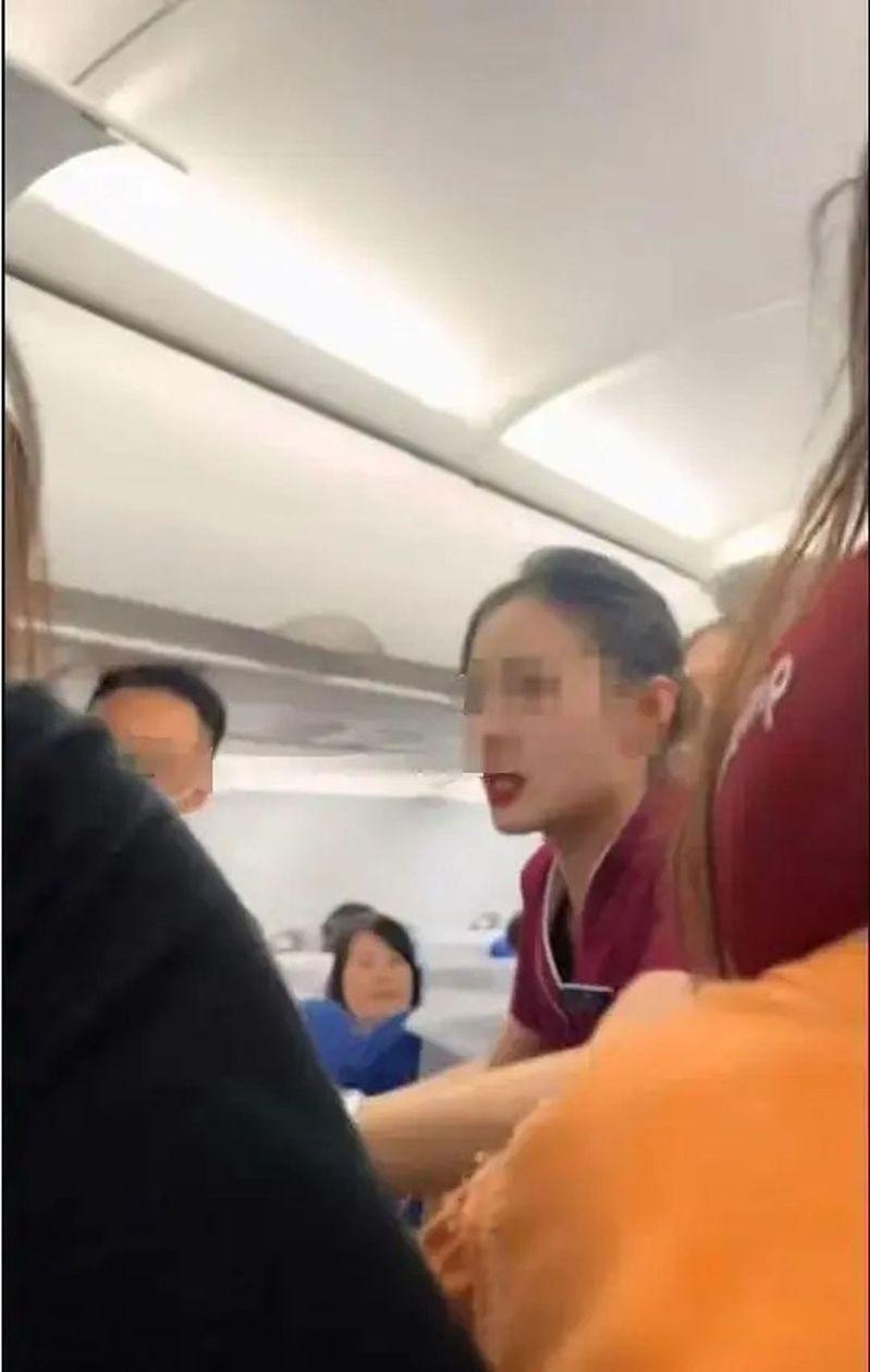 女乘客激动要求报警。(视频截屏）