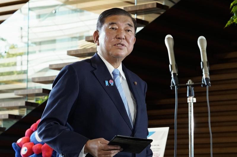 自民党于8月8日召开参众两院议员大会,首相石破茂表达继续执政的意愿,但与会者纷纷要求提前举行自民党总裁选举。(美联社)