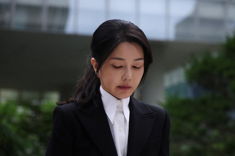 南韩前第一夫人金建希6日到特检组应讯。(路透)