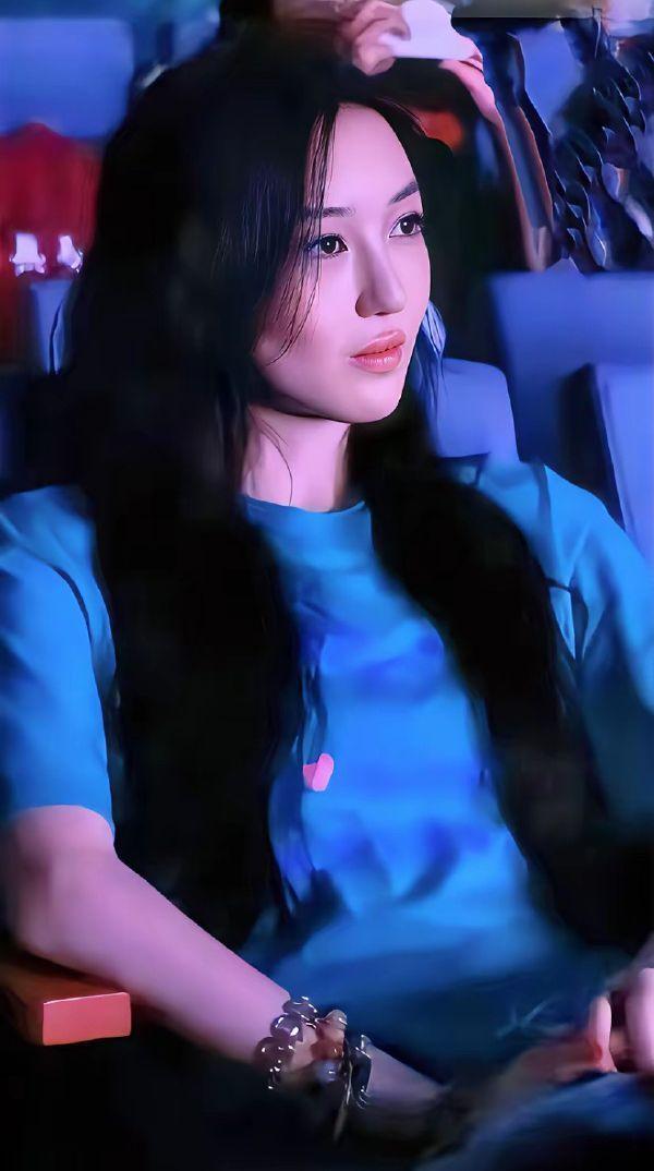 李嫣被夸清冷气质很像妈妈王菲。(取材自微博)