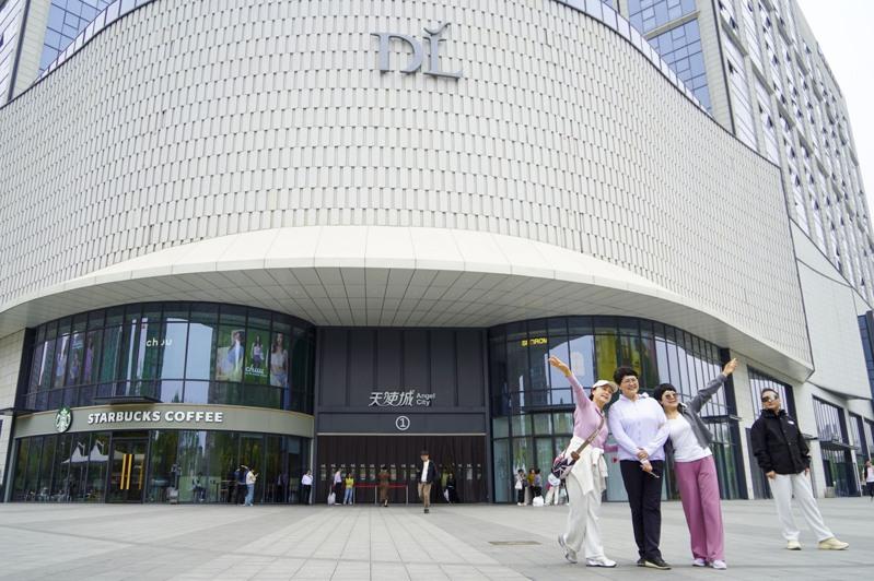 胖东来位于河南新乡第三家门店进入招工阶段。图为顾客在许昌胖东来超市门口拍照。(中新社)