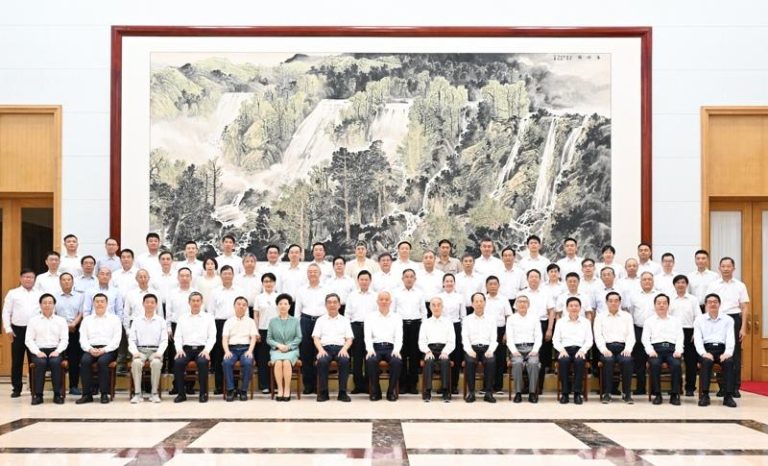 受中国国家主席习近平委托，中央书记处书记蔡奇3日在北戴河看望暑期休假专家。(新华社)