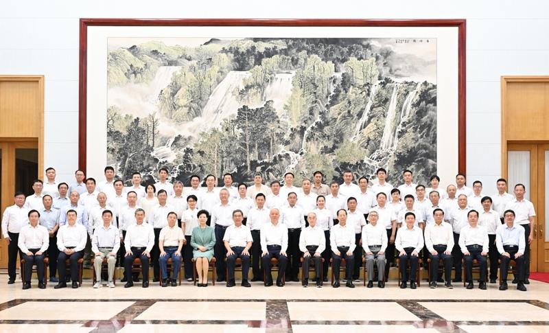 受中国国家主席习近平委托，中央书记处书记蔡奇3日在北戴河看望暑期休假专家。(新华社)