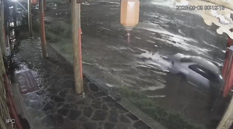 仅过一分多钟，停车场被洪水清空。(视频截屏)