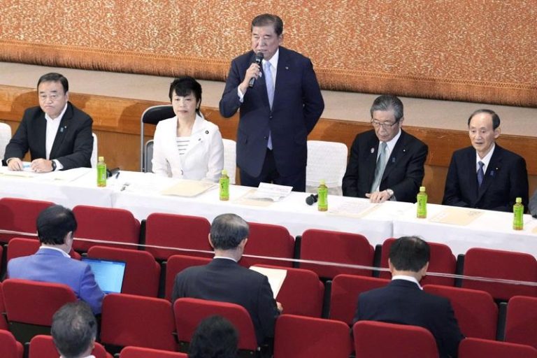日本首相石破茂（中）8日在东京自民党总部，出席由两院自民党议员参加的全体会议并发表演说。（路透）