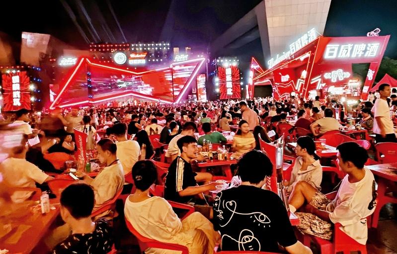 第五届武汉啤酒音乐嘉年华吸引大批年轻人参加。(取材自中国新闻周刊/视觉中国图)