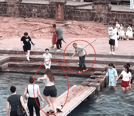 外国女游客和老人同时跳入水中救人。(视频截屏)