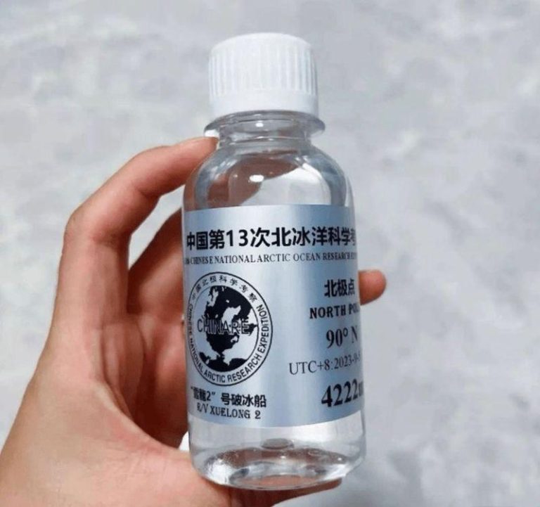 二手交易平台上，卖家上传「北极点海水」样本图。（取材自封面新闻）