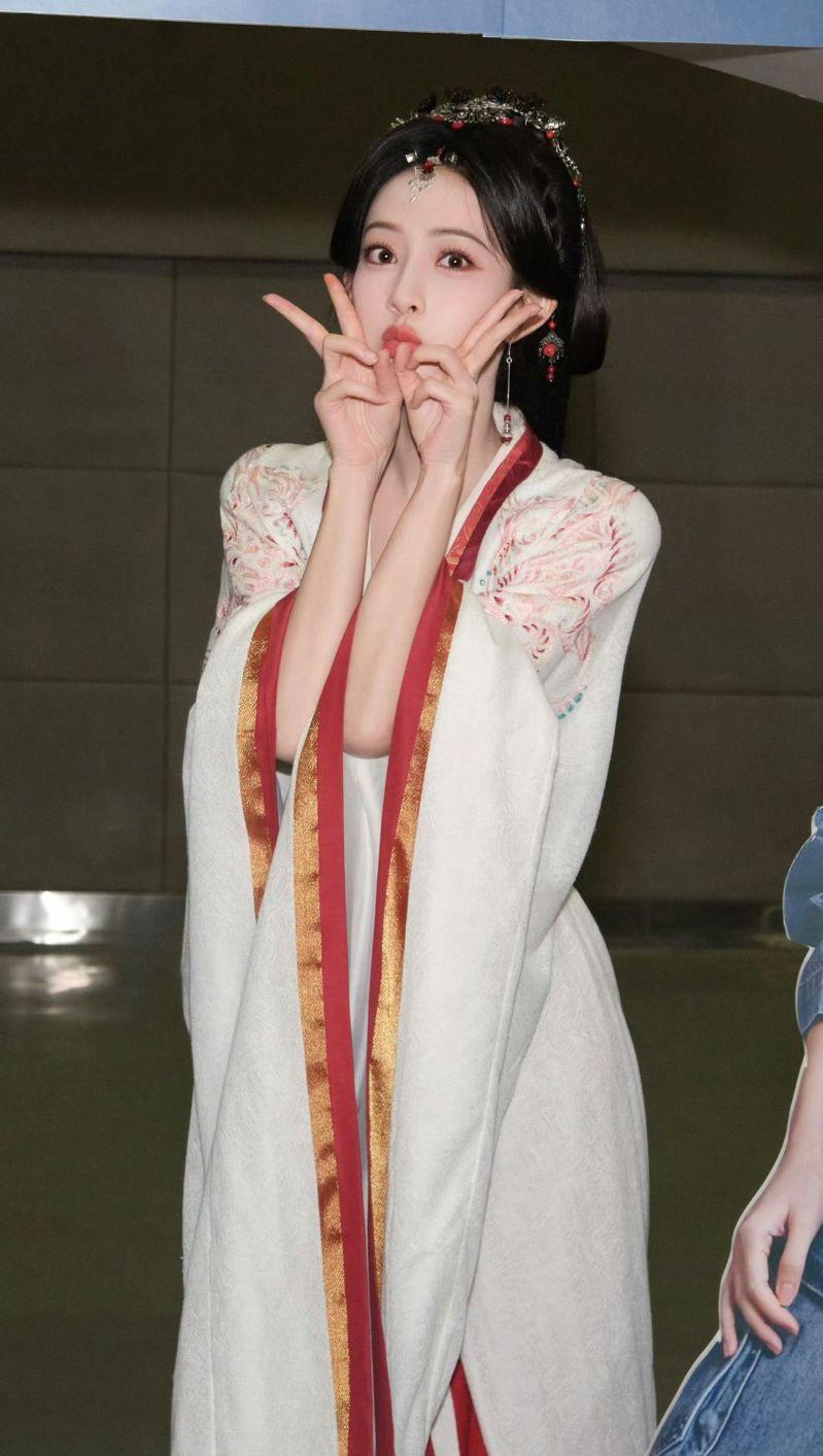 孟子义新剧一部接着一部拍,被发现瘦成纸片人。(取材自微博)