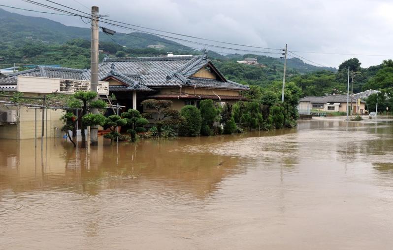 11日在日本西南部九州岛熊本县的一处房屋被洪水淹没。欧新社