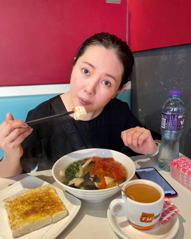 香港女星李丽珍近日在小红书现身，近况意外曝光。(取材自小红书)