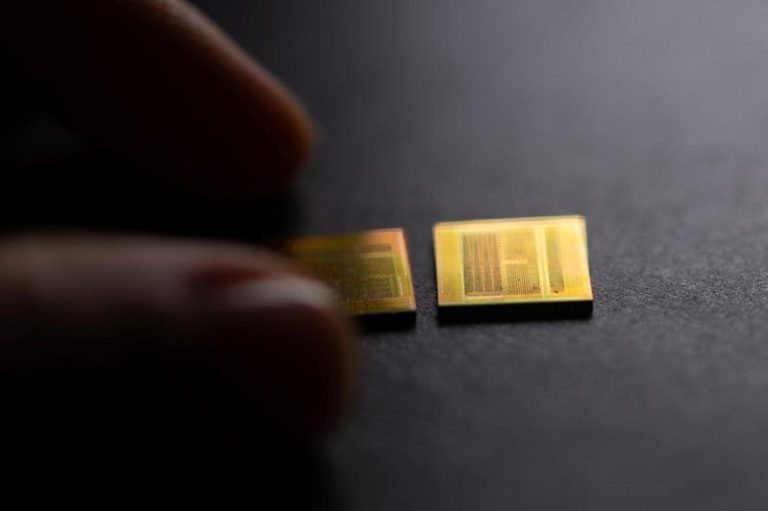 图为SK海力士生产的16 层HBM3E。（路透）