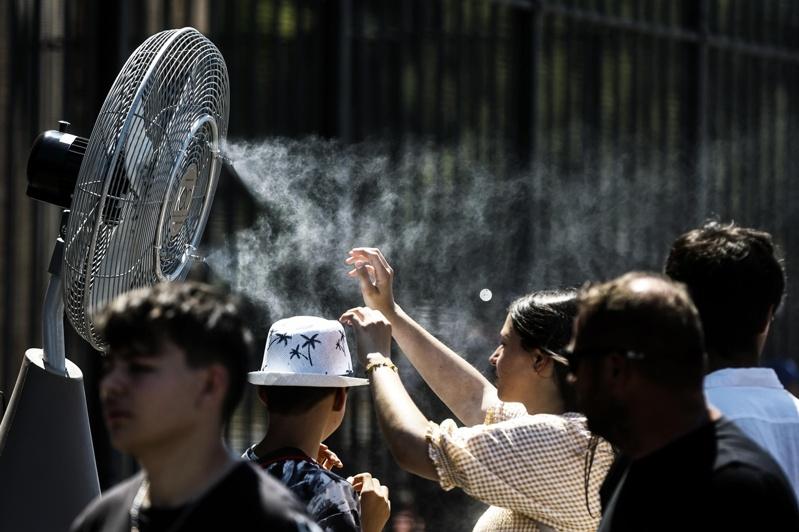 欧洲近日笼罩在热浪之中，图为8日意大利游客在高温下参观罗马竞技场。(欧新社)