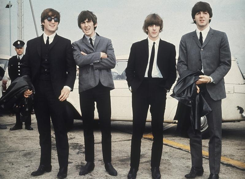 英国摇滚团体披头四(Beatles)「入侵美国」60周年。图为1964年,披头四团员,约翰·列侬(左起)、乔治·哈里逊、林哥‧史塔和保罗·麦卡尼在英国利物浦合影。(美联社数据照片)