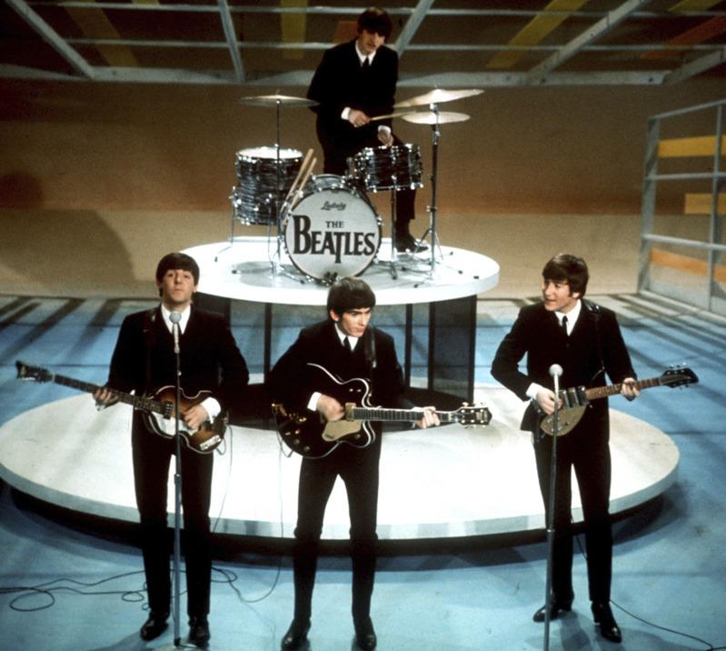 英国摇滚团体披头四(Beatles)「入侵美国」60周年。图为1964年，披头四团员，约翰·列侬(左起)、乔治·哈里逊、林哥‧史塔和保罗·麦卡尼在英国利物浦合影。(美联社数据照片)