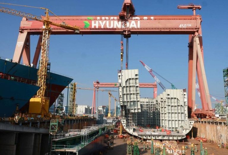 韩国与美国关税谈判时造船业扮演重要角色，图为现代重工在南韩蔚山的船坞。(路透)