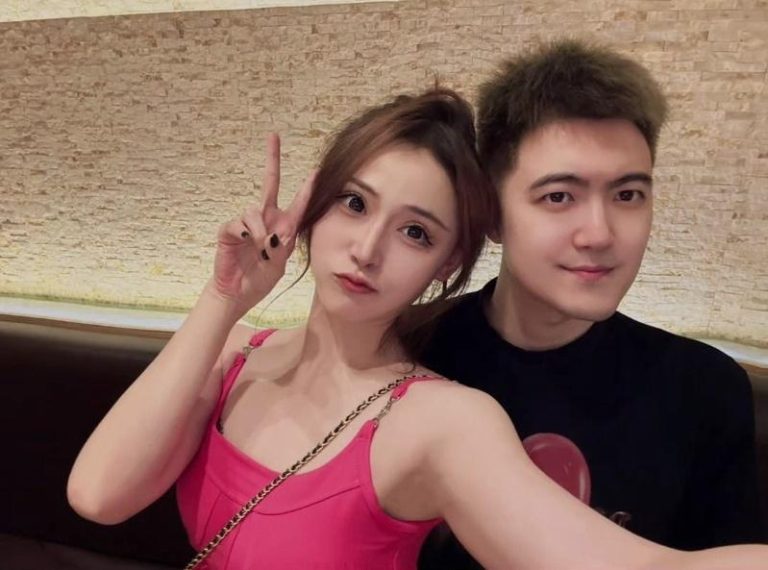 中国网红「你的小浩阿」（右）忍痛透露妻子（左）因病过世。(摘自微博)