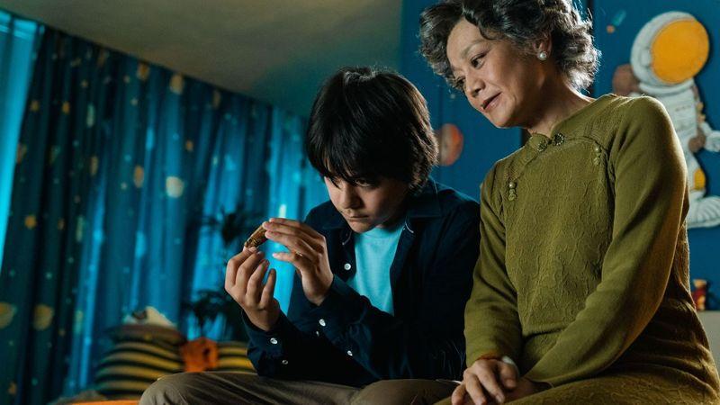刘诺一(左)和张艾嘉在「熊猫月宝」饰演祖孙。(图/壹壹喜喜提供)
