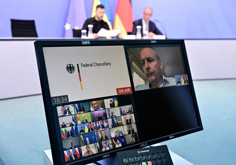 泽伦斯基(Volodymyr Zelenskyy,后排左)13日在柏林与德国总理梅尔茨(Friedrich Merz,后排右)一起参与欧洲和世界领导人关于乌克兰战争的视频会议。路透