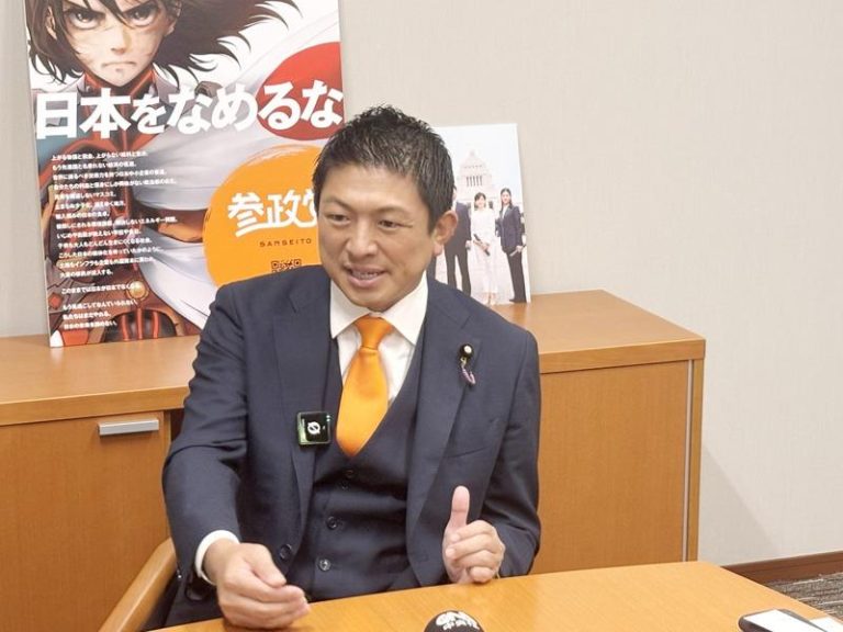日本第27届参议院大选，参政党以一句「日本人优先」吸引选票，一举夺下14席。然而，这个口号引发诸多争议，有人批评这是极右主义、民族主义。神谷宗币接受中央社专访表示，当初提出这个口号，本意是希望管控过度的全球主义，而不是歧视外国人。(中央社)