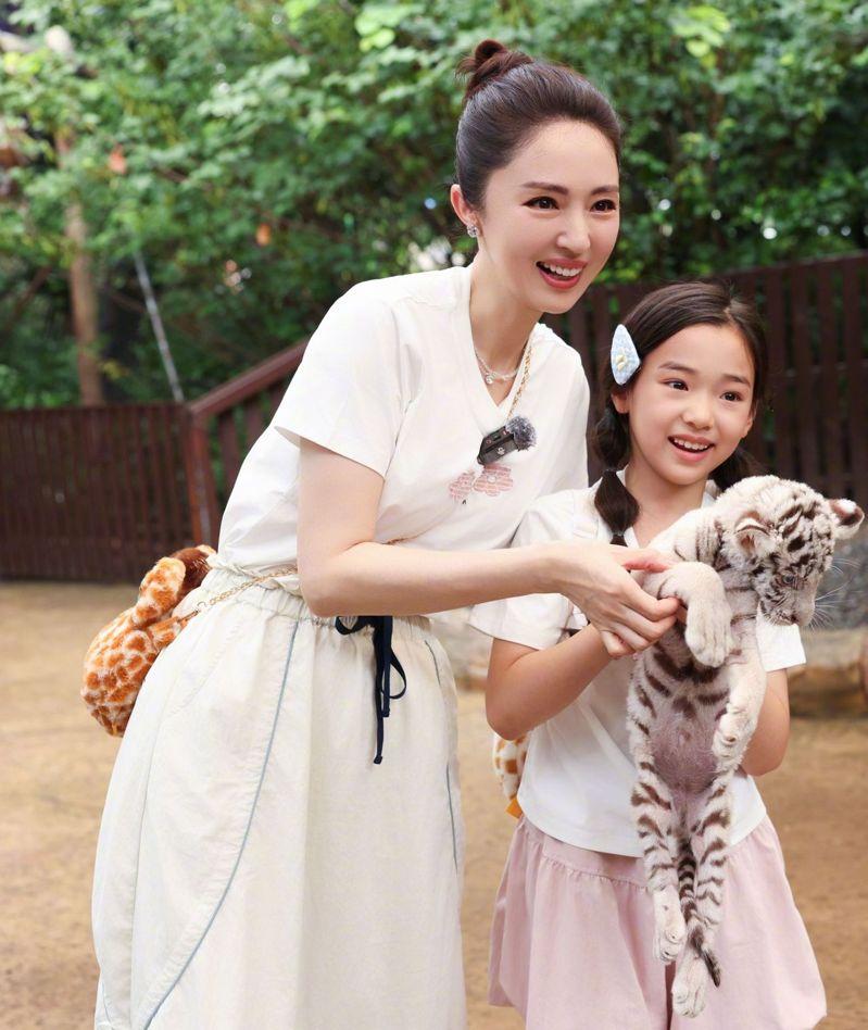 董璇(左)被爆出「奉子成婚」。图为她带着女儿「小酒窝」出游。(取材自微博)