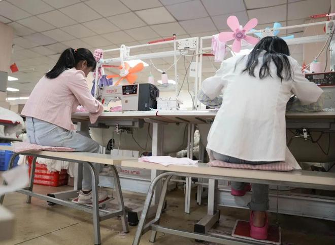 邱秀兰和叶晓敏在工作。(取材自新京报)