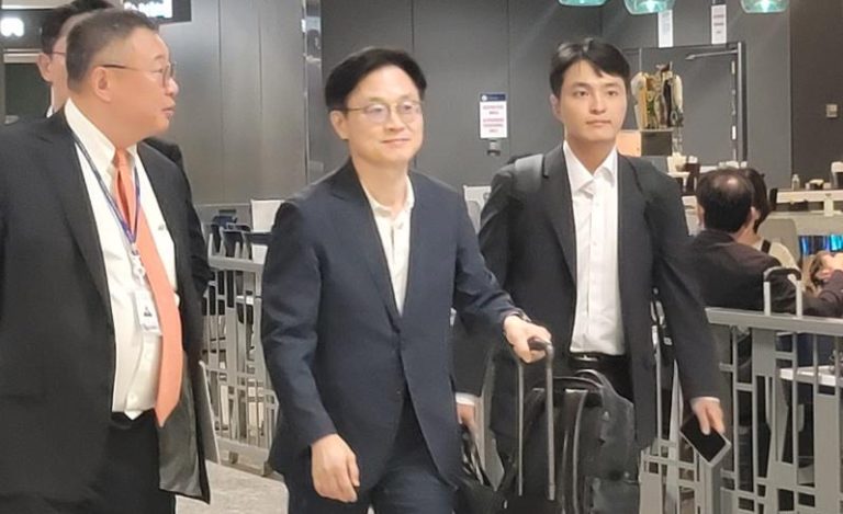 南韩产业通商资源部长金正宽（中）表示，南韩石化产业需要自力救济，包括「调整」产能等措施。（欧新社）