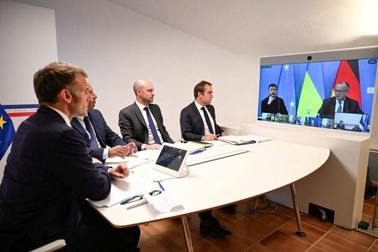 法国总统马克宏(左起)、欧洲理事会主席科斯塔、法国欧洲与外交部长巴霍与国防部长勒克努，与乌克兰总统泽伦斯基及德国总理梅尔茨举行视频会议讨论乌战。(路透)