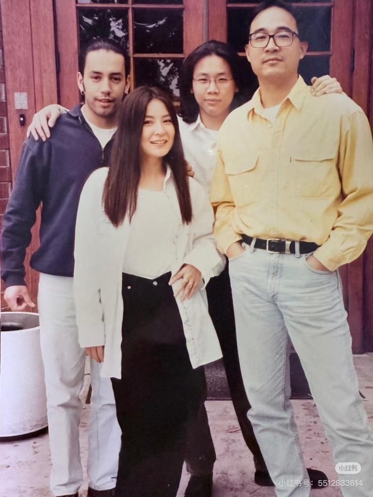 陈淑桦（前）年轻时照片，后方右为王治平、左为陶喆。（摘自小红书）