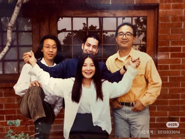 陈淑桦（前）年轻时照片，后方右为王治平、左为陶喆。（摘自小红书）