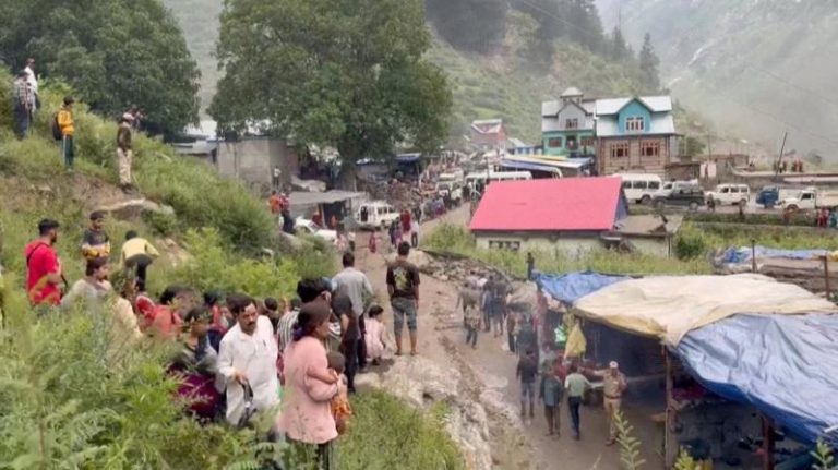 印度克什米尔地区突发一场暴雨，洪水冲走了村里的安全哨所和社区厨房。(路透)
