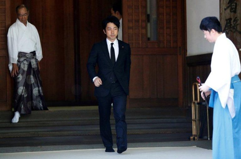 日本农林水产大臣小泉进次郎于15日二战终战日前往东京的靖国神社参拜。图为2017年小泉参拜靖国神社。(路透)