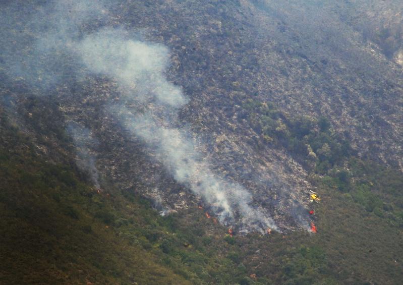 古代伟大工程壮举的古罗马金矿遗址「拉斯梅德拉斯」（Las Médulas），日前不幸遭山火吞噬，烧成一片焦黑景观。(欧新社)