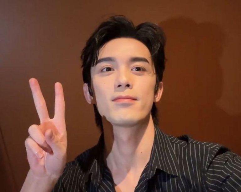 吴磊罕见在社交平台晒出比耶的画面。(视频截屏)