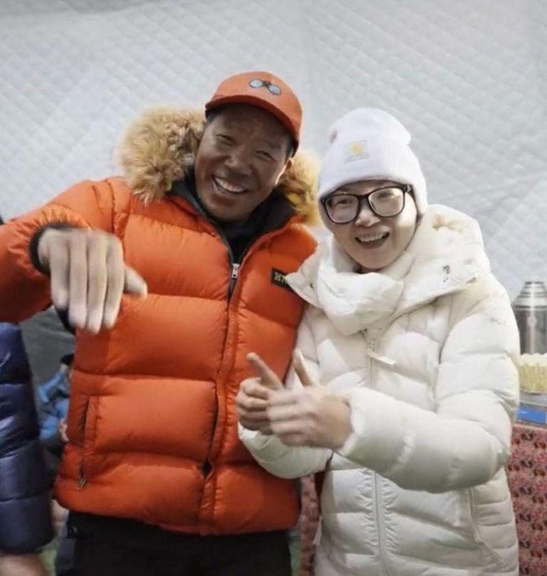 湖南女登山者管静（右）。（取材自上游新闻）