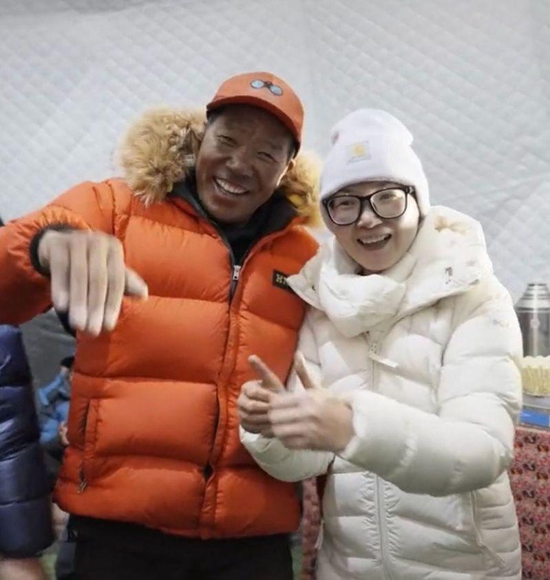 湖南女登山者管静(右)。(取材自上游新闻)