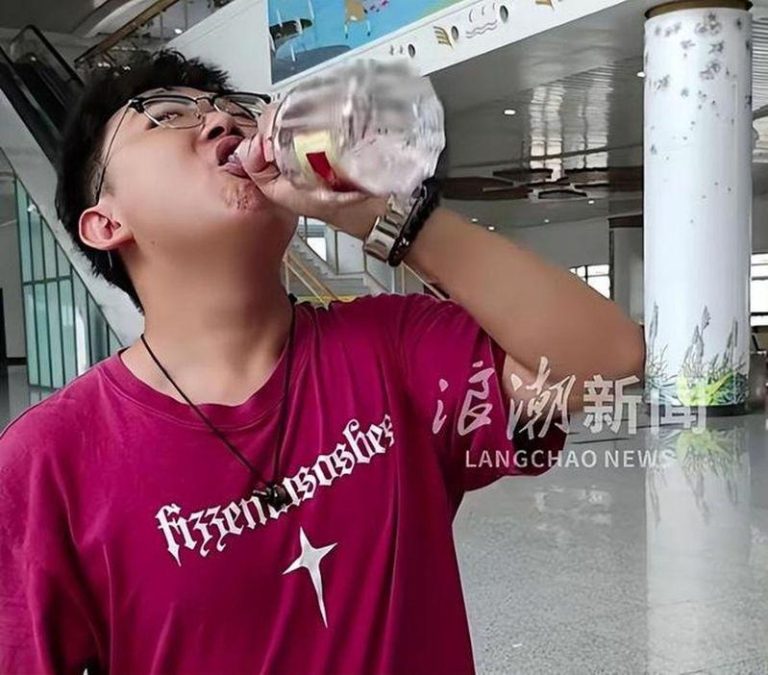 小黄干脆把八两五粮液喝完。(取材自扬子晚报)