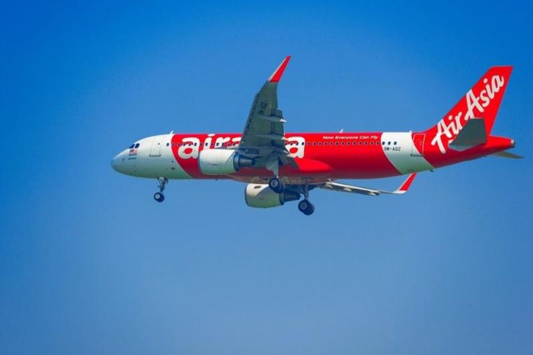 亚洲航空近日发生一起航班乌龙事件，一架原定从马来西亚吉隆坡飞往南韩仁川国际机场的航班，未事先通知便临时改降金浦国际机场，导致乘客延误逾两小时。（路透数据照片）
