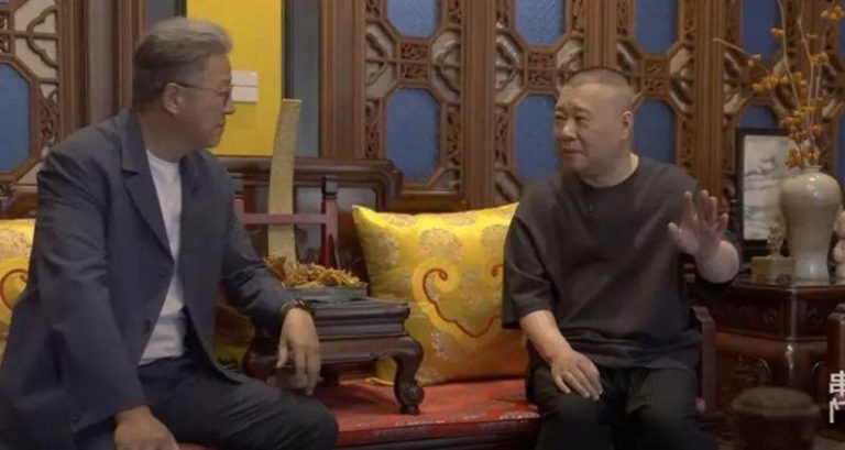 王伟忠（左）造访郭德纲（右）家，宛如古装剧里面的王府一般气派。（截自自YouTube）
