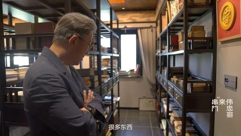 王伟忠（左）造访郭德纲（右）家，宛如古装剧里面的王府一般气派。（截自自YouTube）