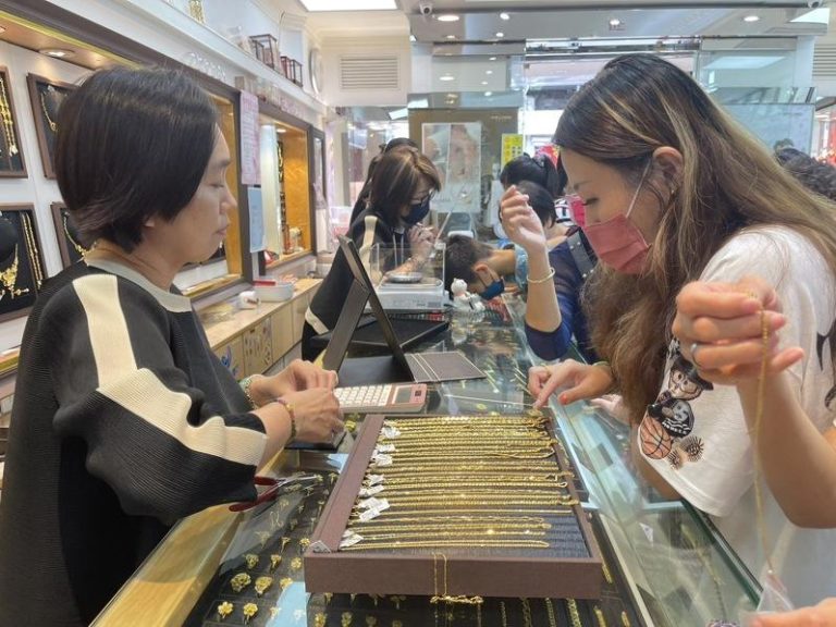 国际金价持续在高位震荡，正改变中国婚庆市场的黄金消费习惯。愈多愈多年轻人绕过「买三金」（金项链、金耳环和金戒指）的传统，选择通过租赁黄金饰品完成婚礼。图为示意图。(本报系数据照片)