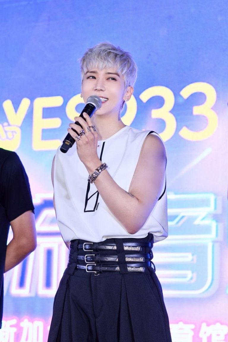毕书尽出道15年，首度夺下新加坡新传媒YES 933潮流音乐盛典年度歌手奖。图／新传媒YES 933提供