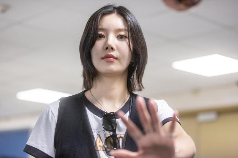 韩星权恩妃受邀担任富邦悍将在大巨蛋举行的「悍将中学主题日」赛后演唱会特别嘉宾，搭乘长荣航空BR169航班抵台。记者季相儒／摄影
