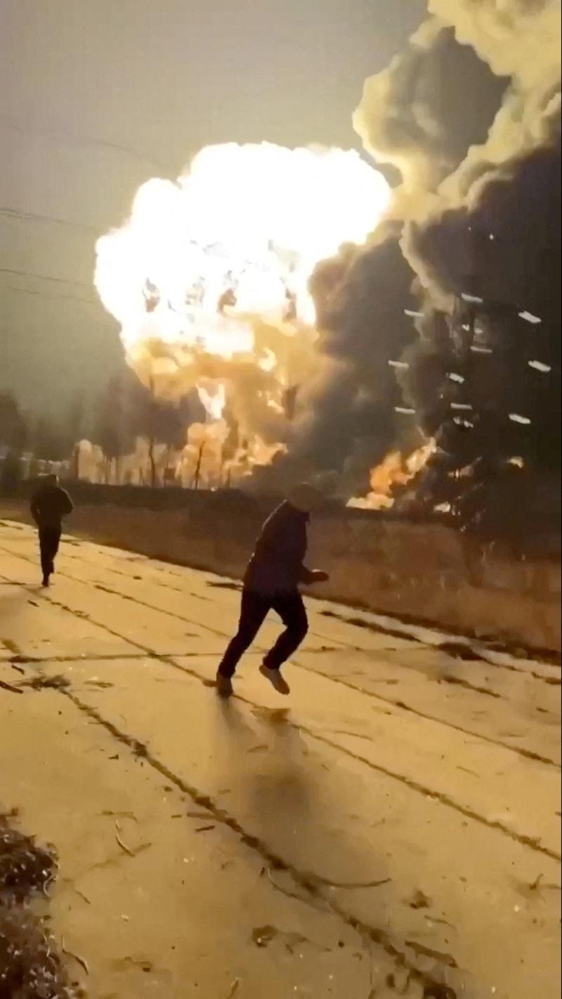 俄罗斯利珊州发生大爆炸，人们奔逃。(路透)