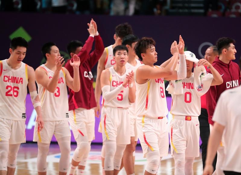中国男篮以98：84力克新西兰，强势挺进决赛。这队长赵睿在接受拥抱时泪水夺眶而出，这一刻成为全场最让人动容的画面。(取材自FIBA亚洲杯官网)