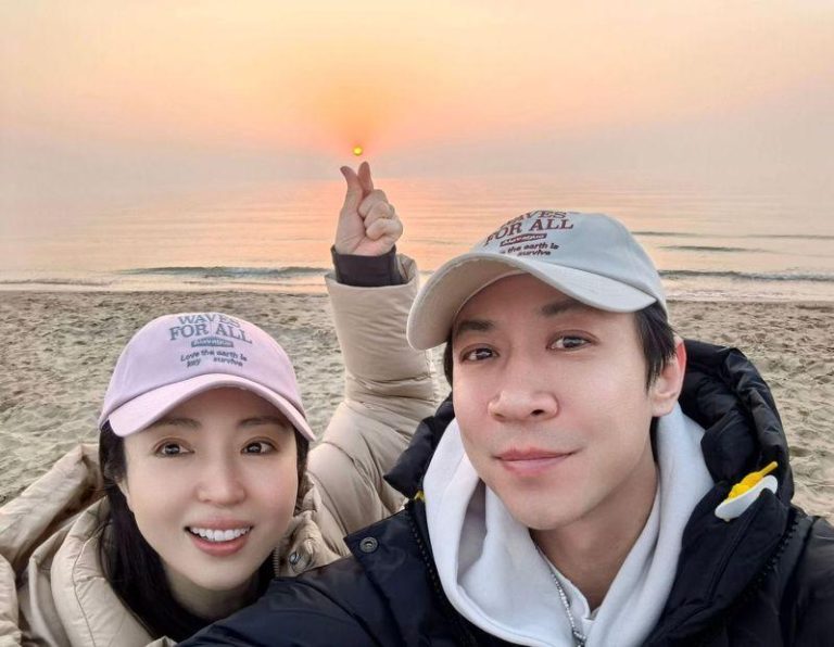 张维伊(右)爆出想让新婚妻子董璇高龄生二胎。(取材自微博)